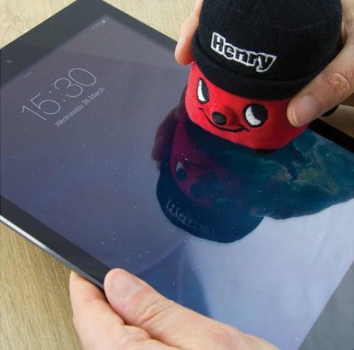 Henry a mikroszálas képernyőtisztító